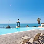 Sea Front Family Apartment Parede