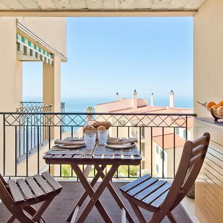 Sea Front Family Apartment Parede